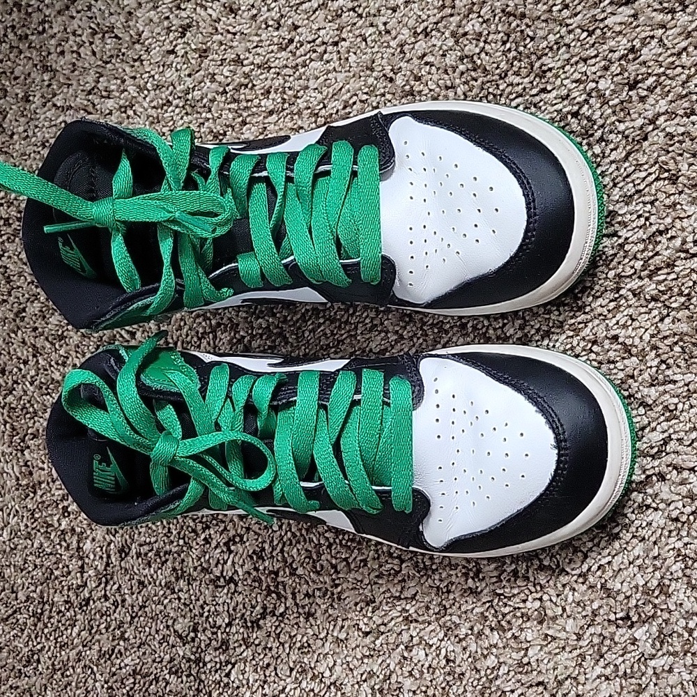 Nike - Picture 2 of 4